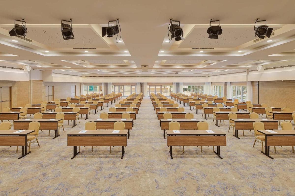 Le Meridien Lav Split