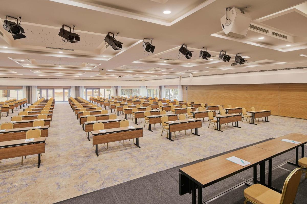 Le Meridien Lav Split