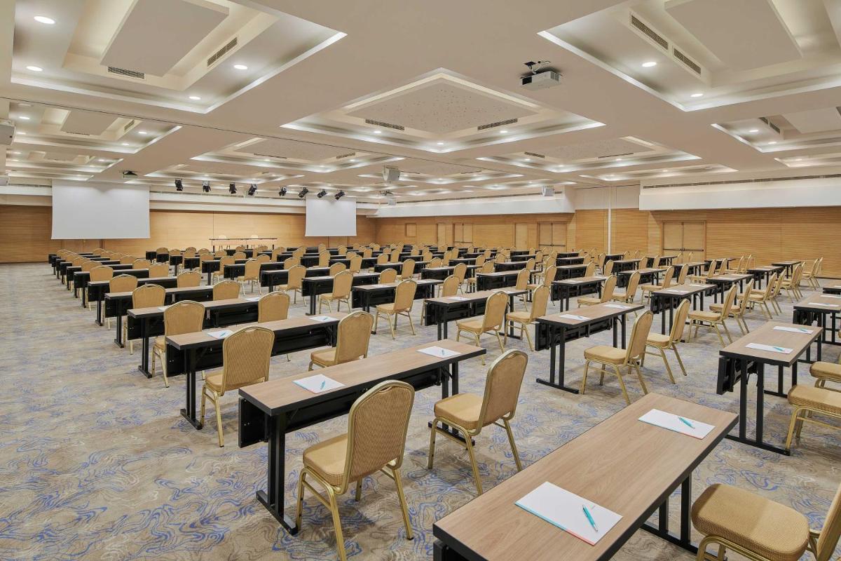 Le Meridien Lav Split