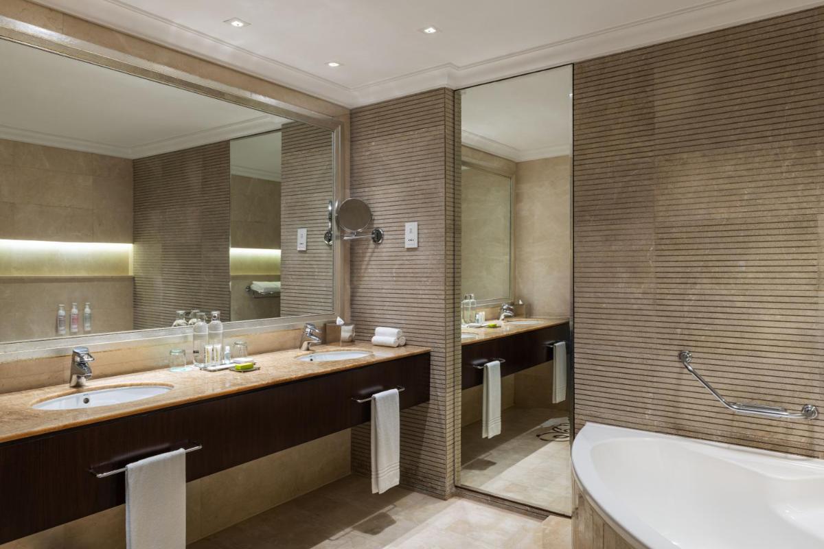 Le Meridien Mina Seyahi Beach Resort & Waterpark