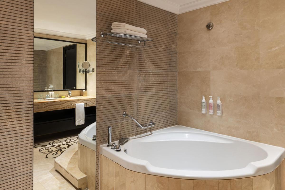 Le Meridien Mina Seyahi Beach Resort & Waterpark