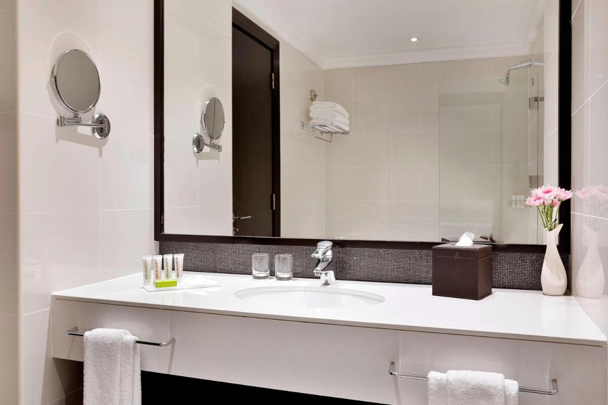 Le Meridien Mina Seyahi Beach Resort & Waterpark