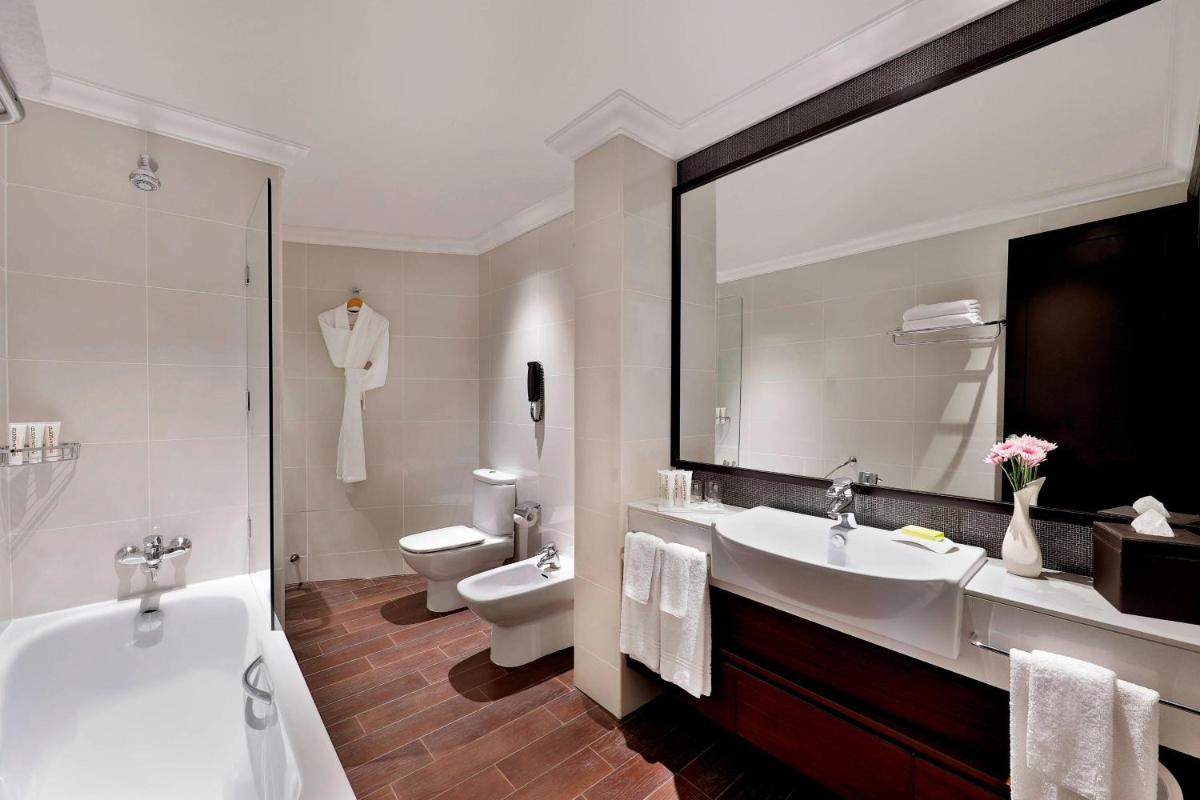 Le Meridien Mina Seyahi Beach Resort & Waterpark