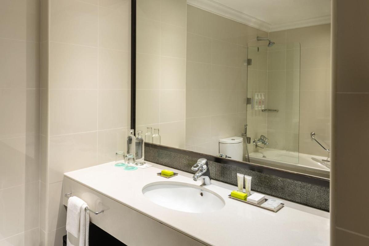 Le Meridien Mina Seyahi Beach Resort & Waterpark
