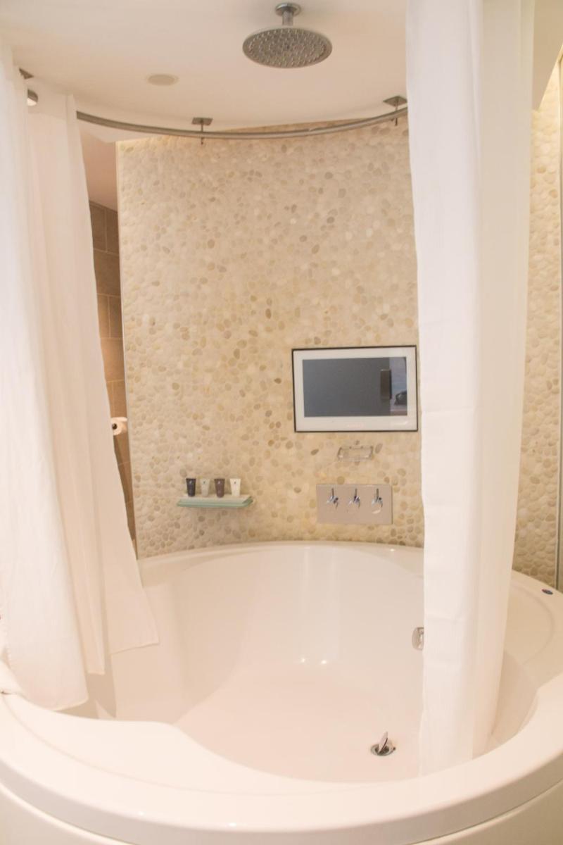 Le Monde Hotel