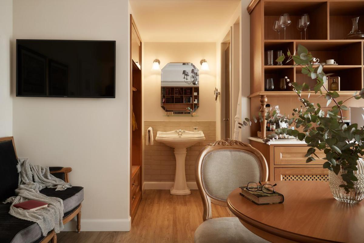 Legacy Gastro Suites