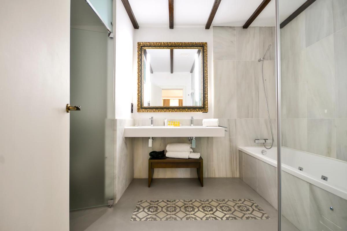 Legado Alcazar Hotel