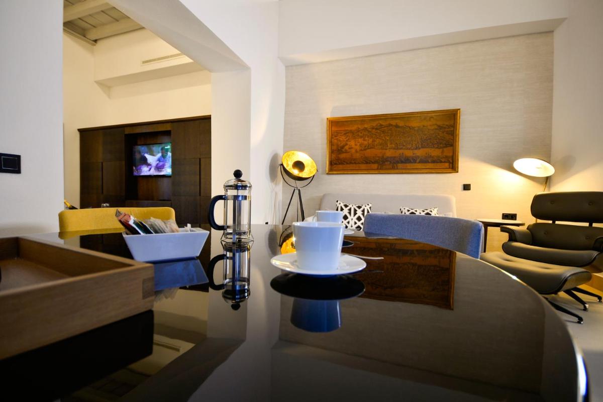 Legado Alcazar Hotel