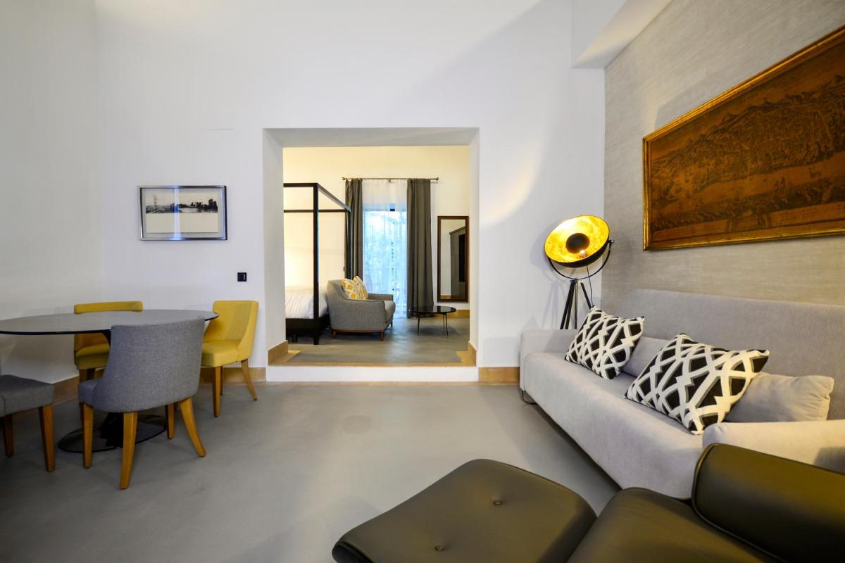 Legado Alcazar Hotel
