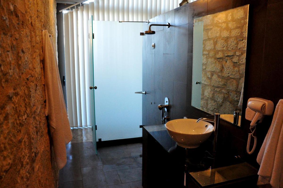 Leivatho Hotel