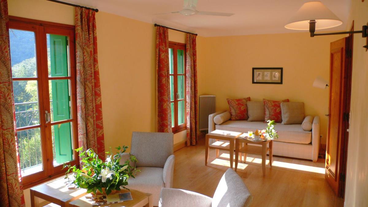 Les Pyrénées - le Grand Hôtel & le Château