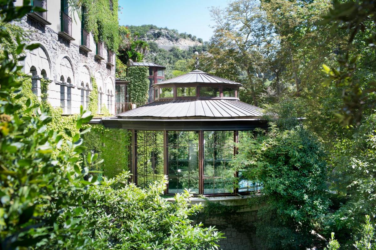 Les Pyrénées - le Grand Hôtel & le Château