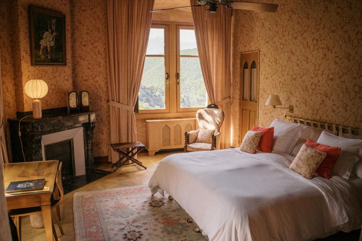 Les Pyrénées - le Grand Hôtel & le Château