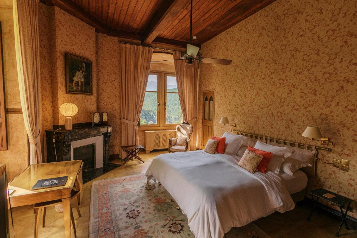 Les Pyrénées - le Grand Hôtel & le Château