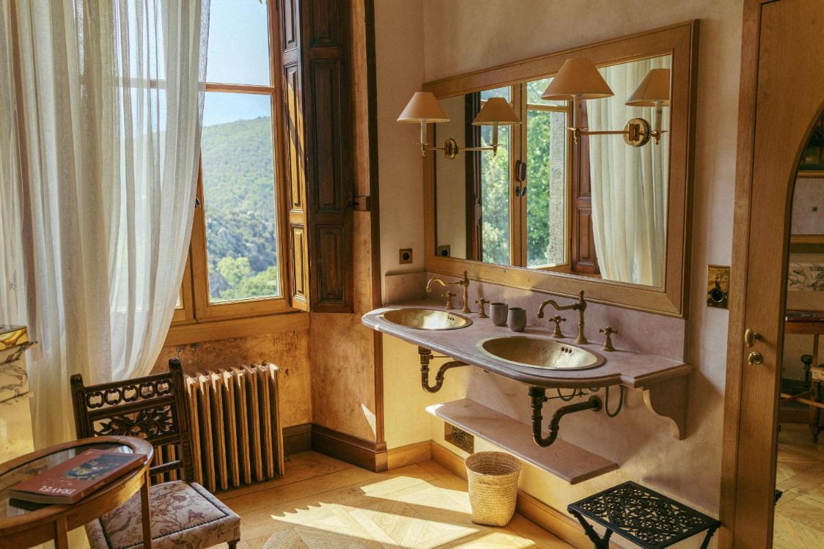 Les Pyrénées - le Grand Hôtel & le Château