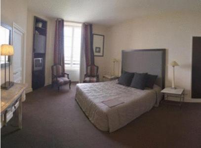 L'hostellerie de la Pomarède et le Presbytère