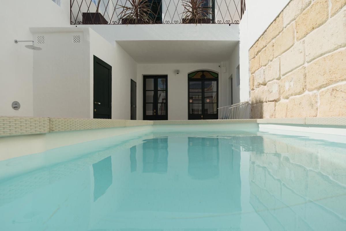 LLONGA'S Hostel
