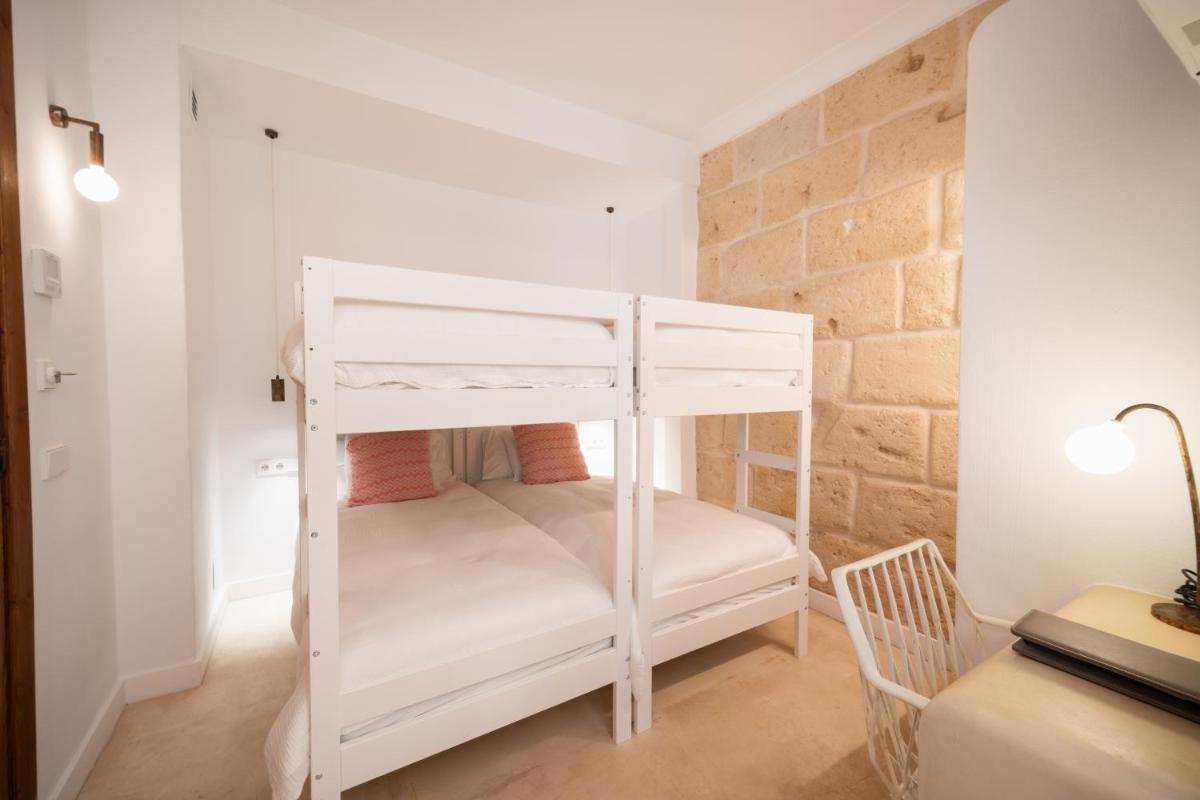 LLONGA'S Hostel