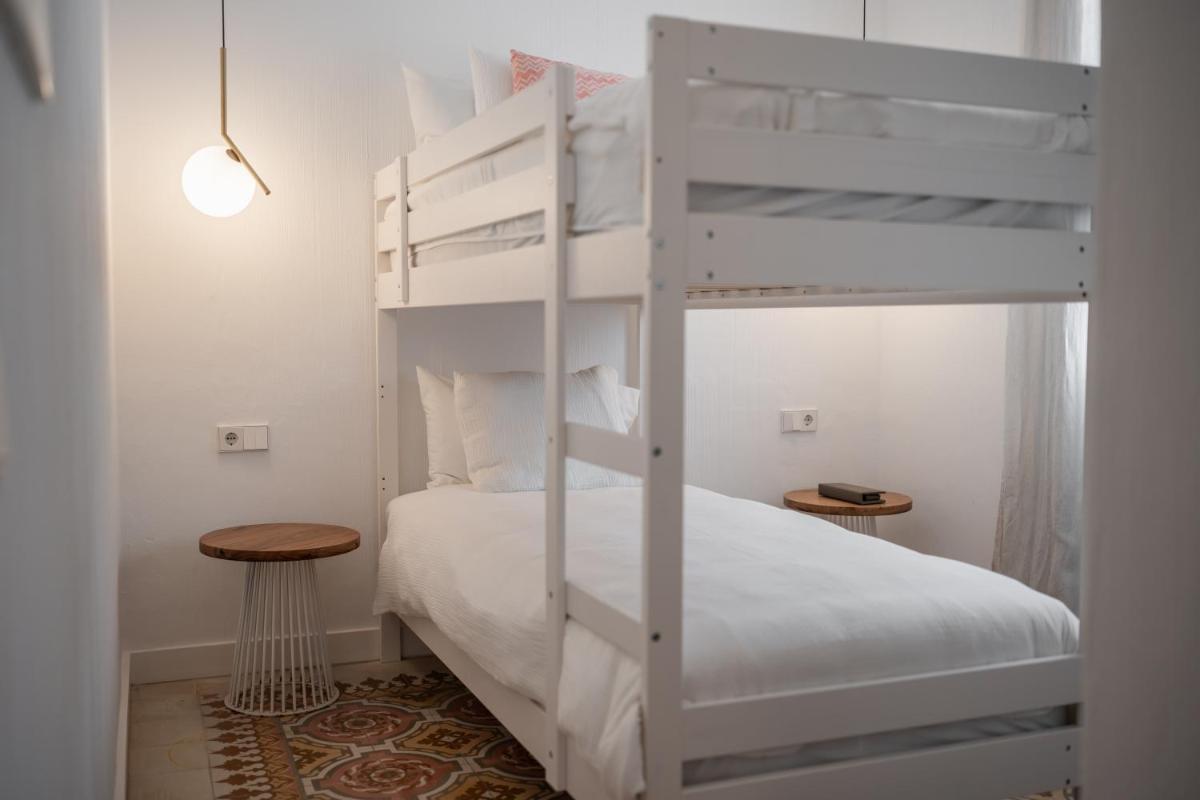 LLONGA'S Hostel