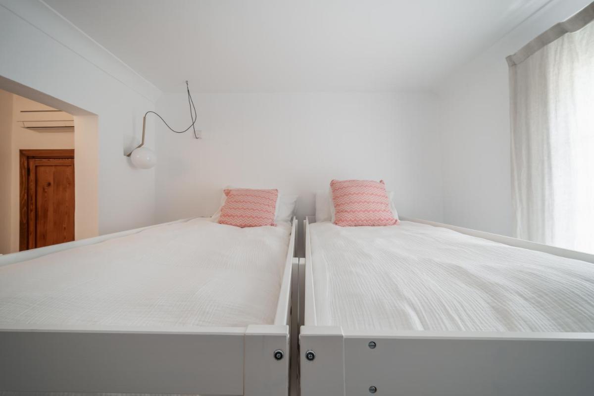 LLONGA'S Hostel