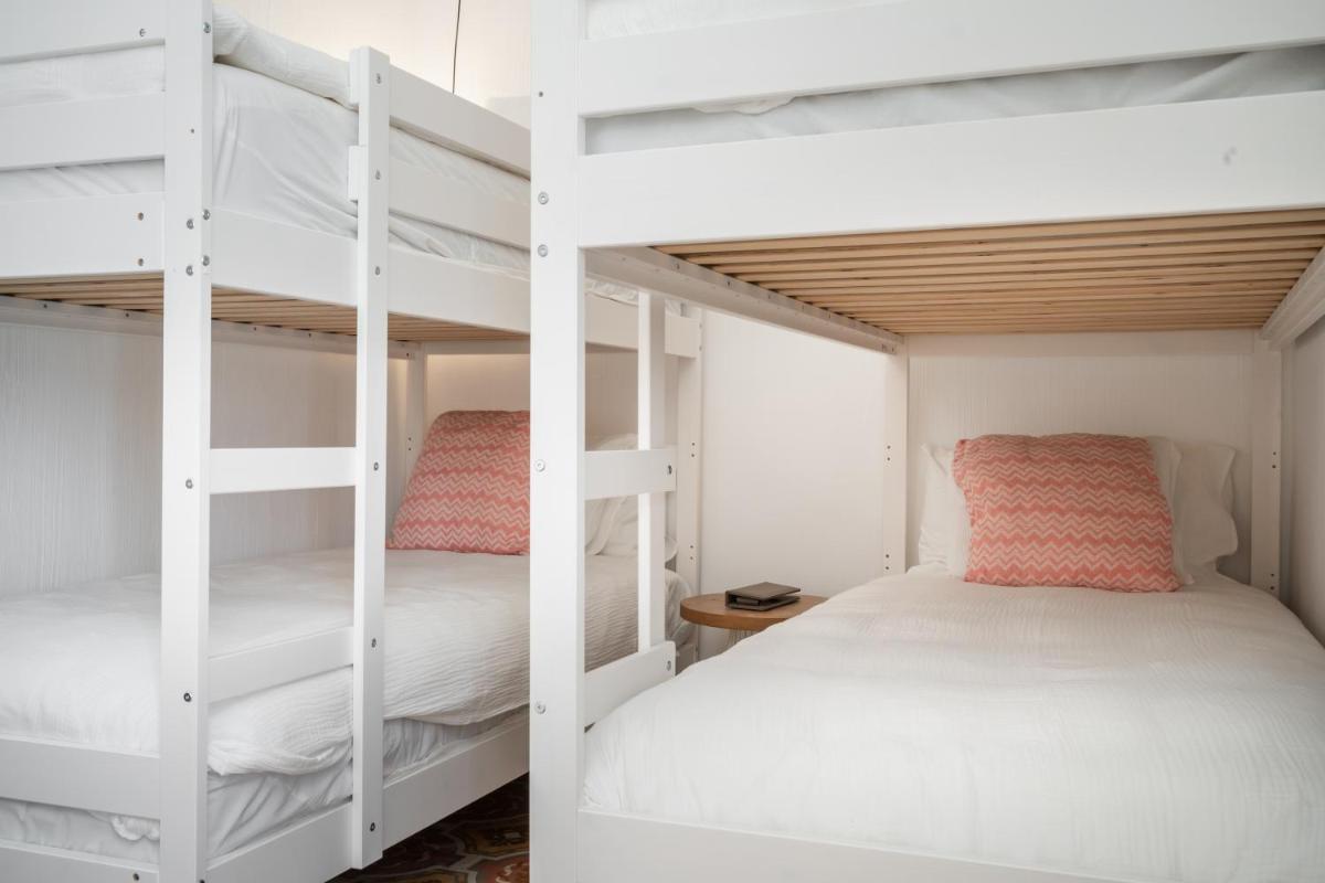 LLONGA'S Hostel