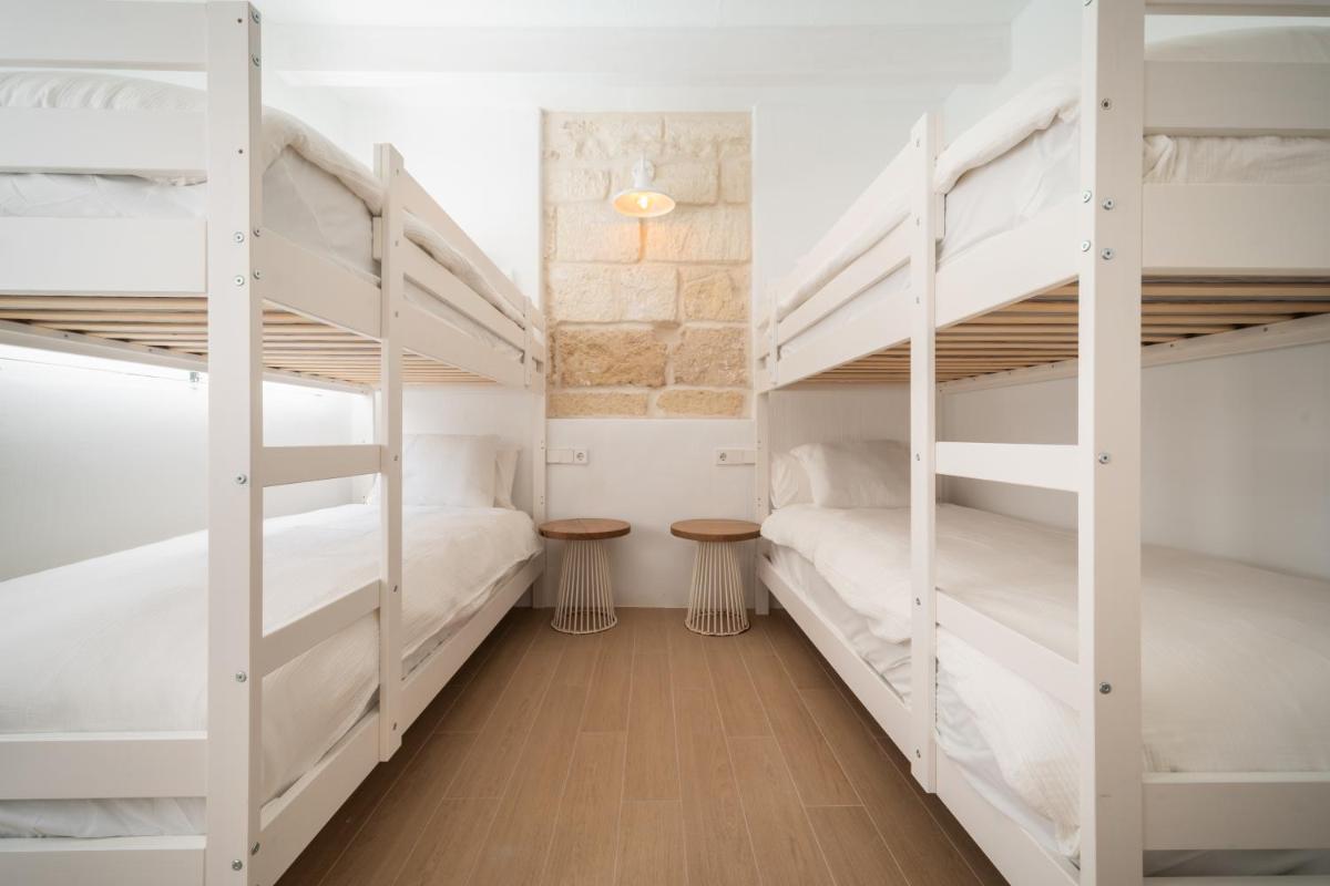 LLONGA'S Hostel