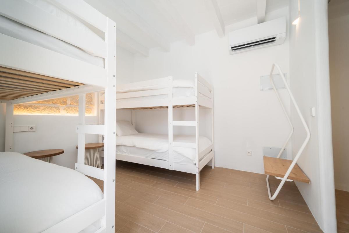 LLONGA'S Hostel