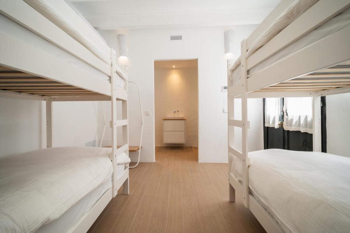 LLONGA'S Hostel