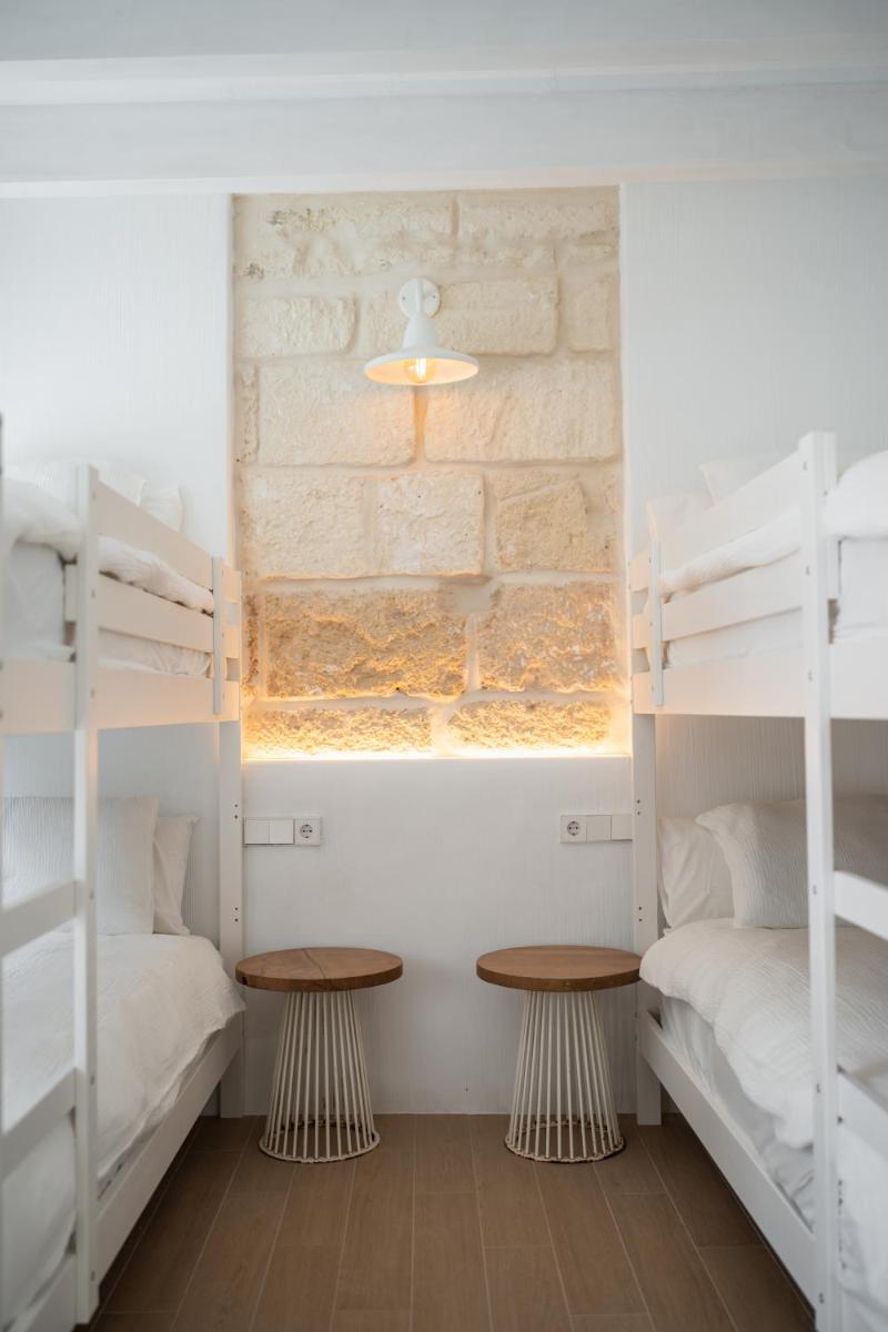 LLONGA'S Hostel