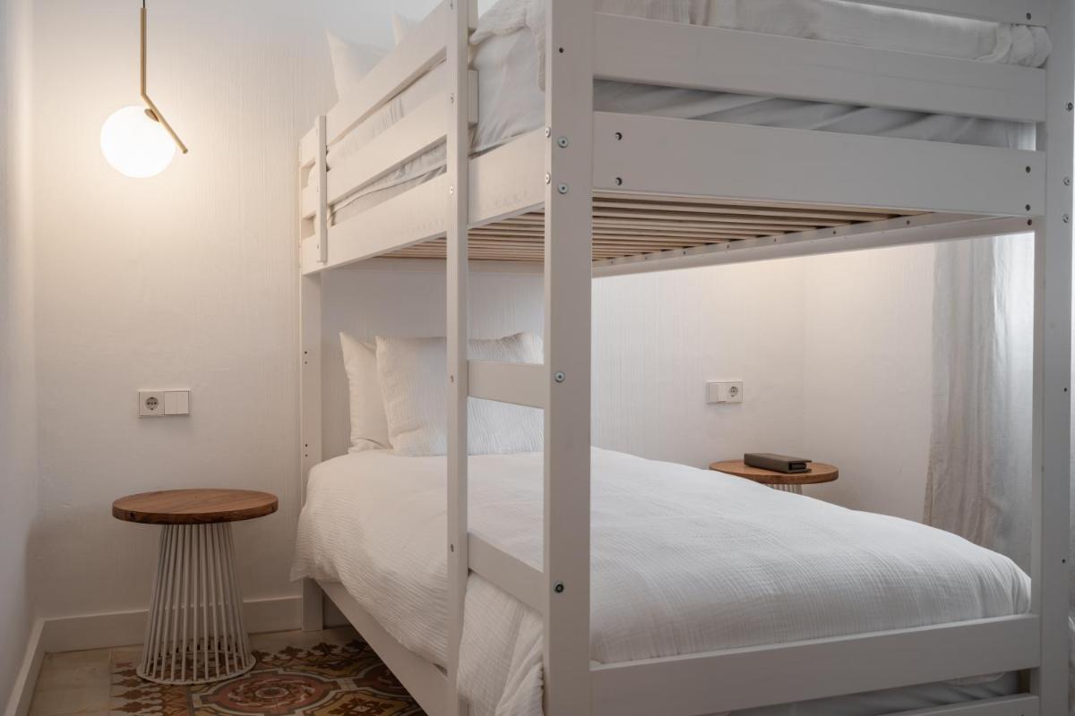 LLONGA'S Hostel