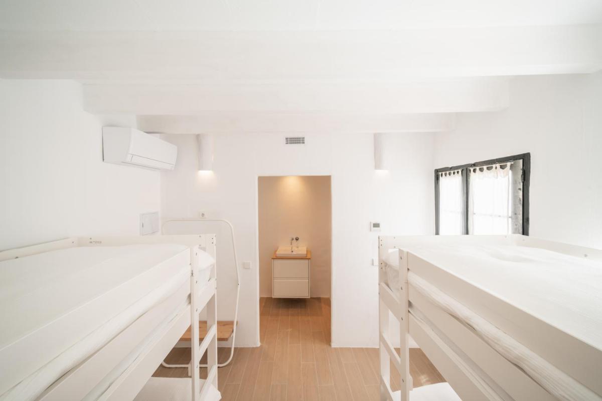 LLONGA'S Hostel