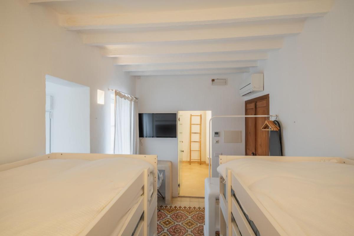 LLONGA'S Hostel