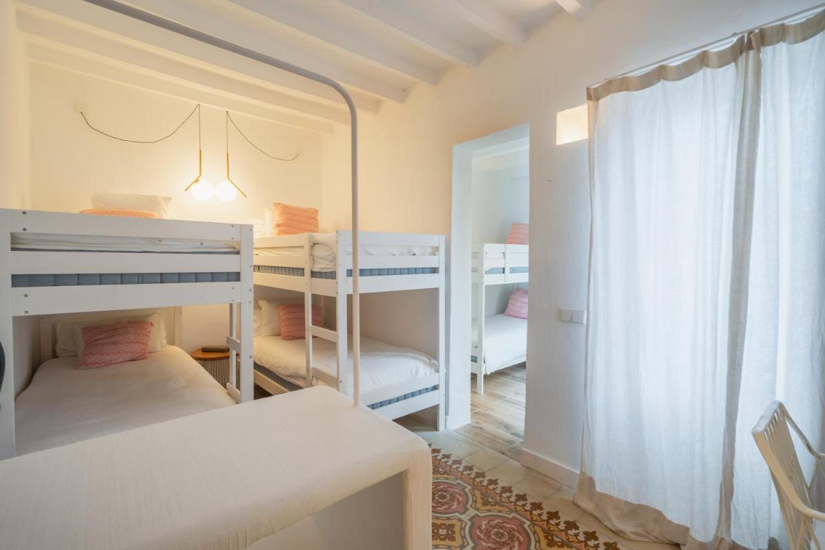 LLONGA'S Hostel