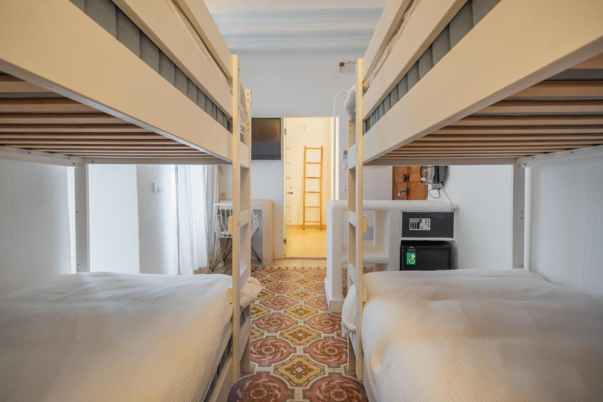 LLONGA'S Hostel