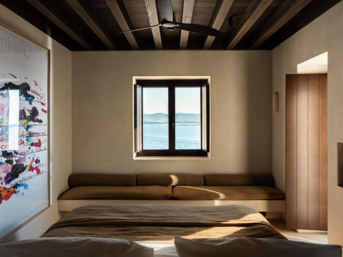 Luura - Cliff, Paros, Morgans Originals