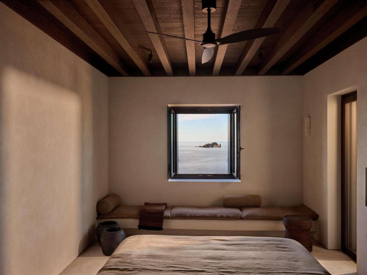 Luura - Cliff, Paros, Morgans Originals
