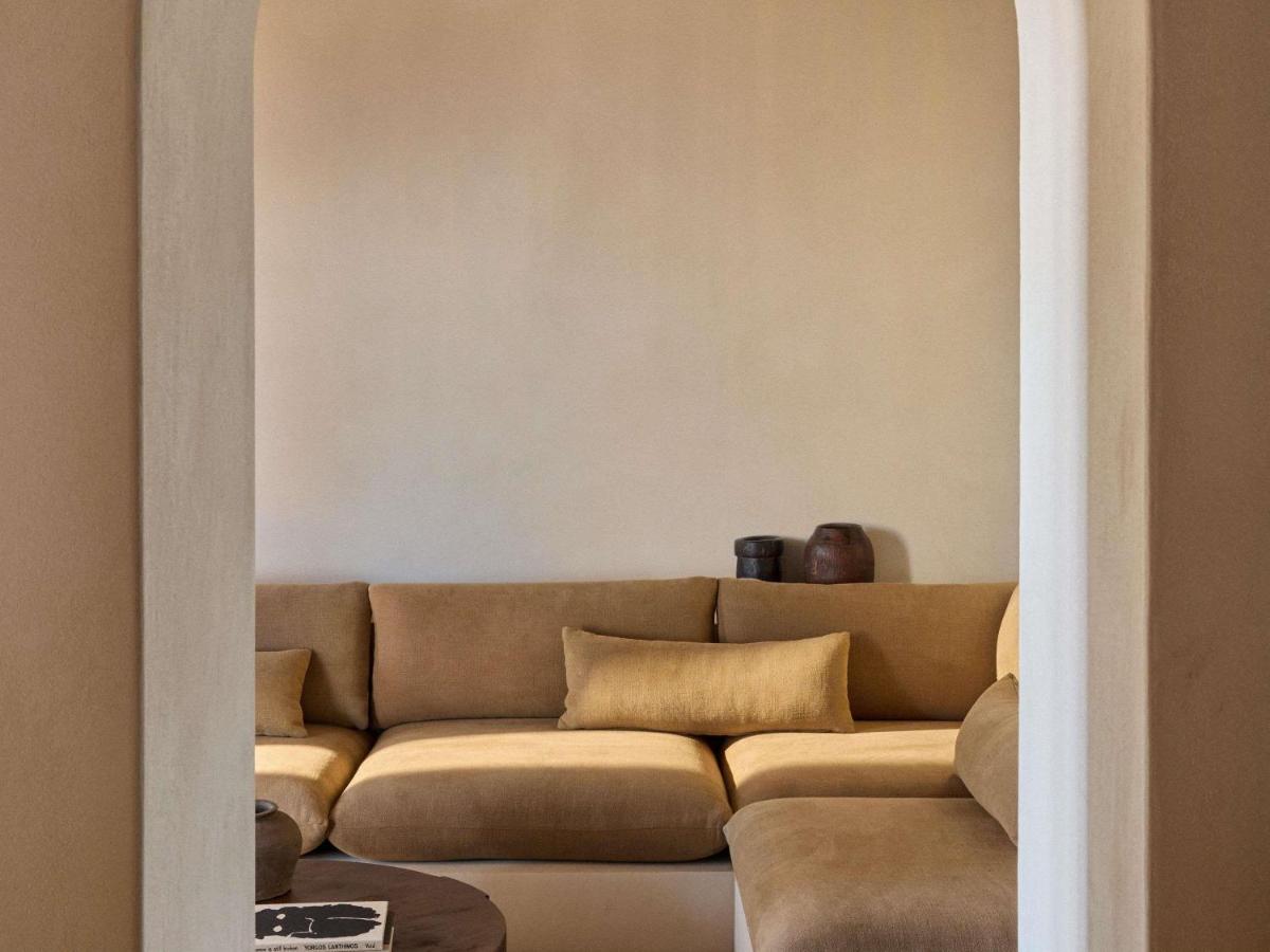Luura - Cliff, Paros, Morgans Originals