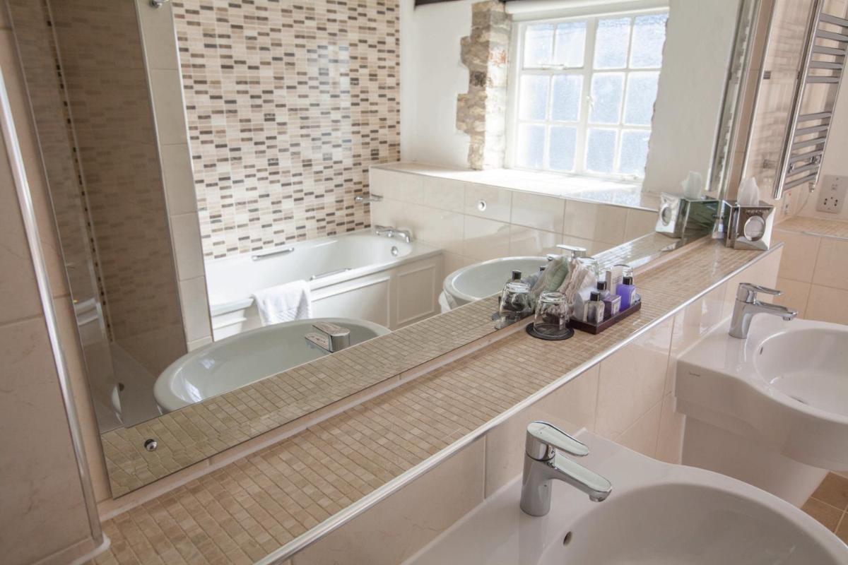 Macdonald Bear Hotel