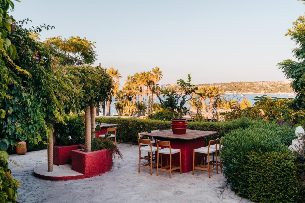 Mangia's Brucoli, Sicily, Autograph Collection