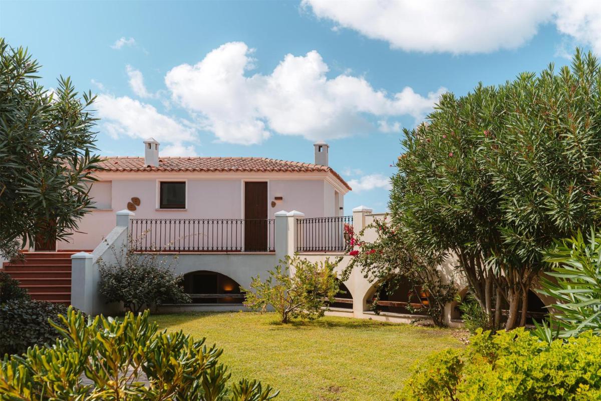 Mangia's Santa Teresa Sardinia, Curio Collection by Hilton