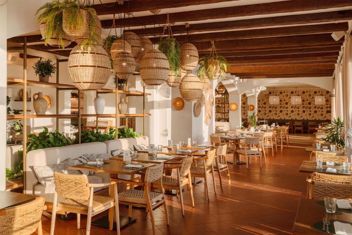 Mangia's Santa Teresa Sardinia, Curio Collection by Hilton