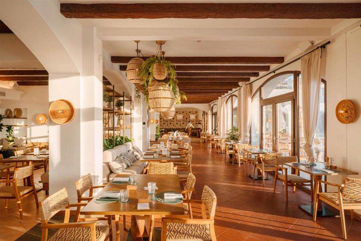 Mangia's Santa Teresa Sardinia, Curio Collection by Hilton
