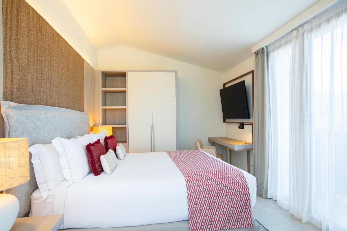 Mangia's Santa Teresa Sardinia, Curio Collection by Hilton