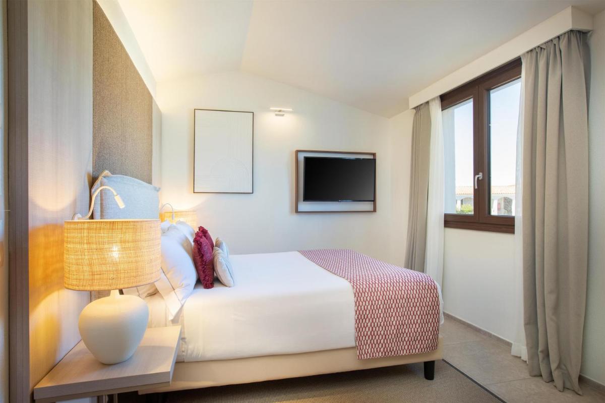 Mangia's Santa Teresa Sardinia, Curio Collection by Hilton