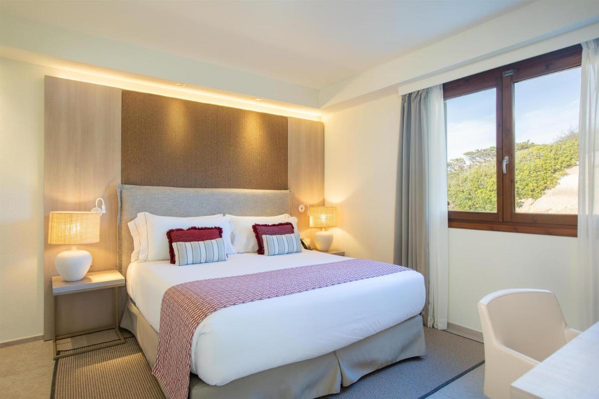 Mangia's Santa Teresa Sardinia, Curio Collection by Hilton