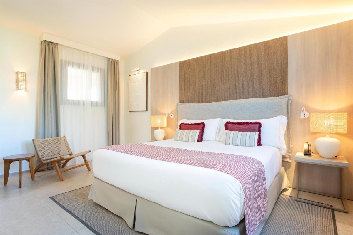 Mangia's Santa Teresa Sardinia, Curio Collection by Hilton