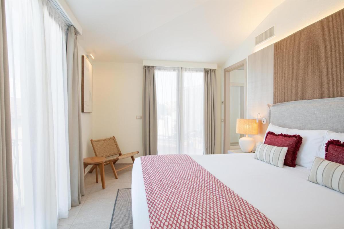 Mangia's Santa Teresa Sardinia, Curio Collection by Hilton