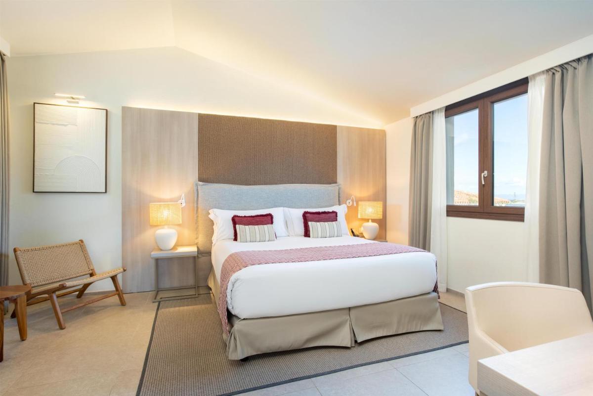 Mangia's Santa Teresa Sardinia, Curio Collection by Hilton