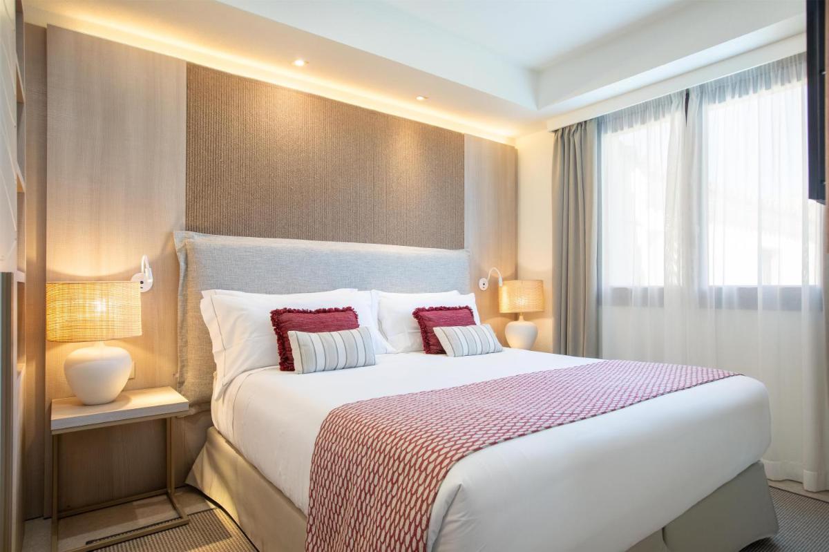 Mangia's Santa Teresa Sardinia, Curio Collection by Hilton