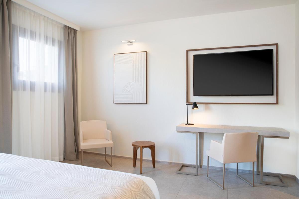 Mangia's Santa Teresa Sardinia, Curio Collection by Hilton